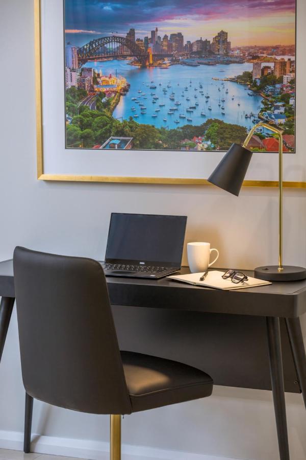 Meriton Suites Pitt Street, Sydney Eksteriør bilde A desk lamp