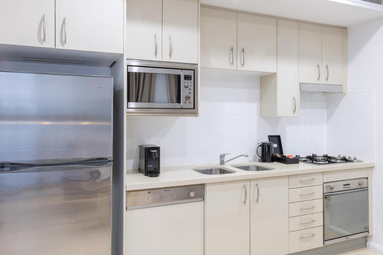 Meriton Suites Pitt Street, Sydney Eksteriør bilde A typical kitchen in a student apartment