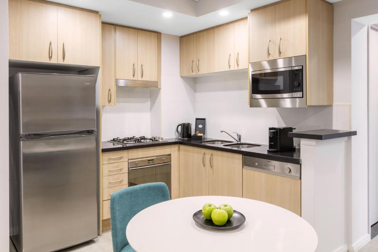 Meriton Suites Pitt Street, Sydney Eksteriør bilde A typical kitchen in a student apartment