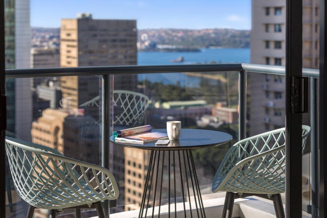 Meriton Suites Pitt Street, Sydney Eksteriør bilde A balcony in a Sydney apartment